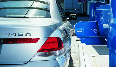 Refueling the car with liquid hydrogen